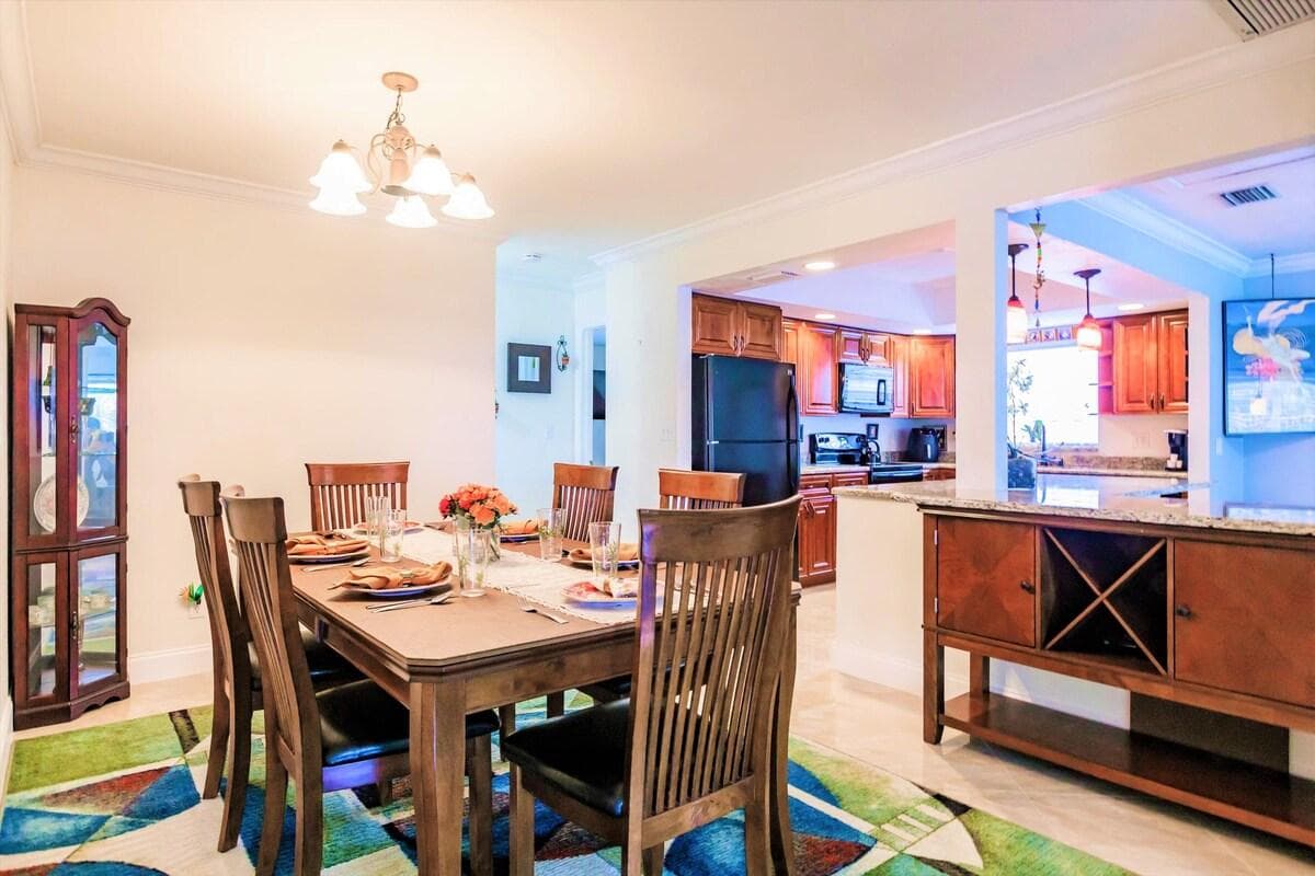 Dining table that seats 6 people